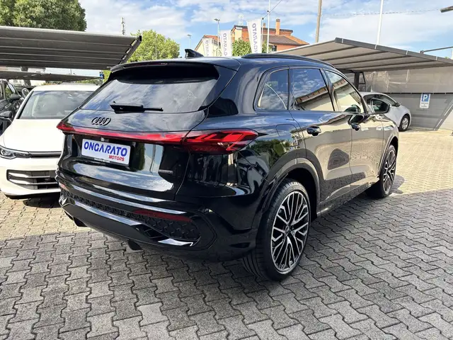 Audi Q5 view 4
