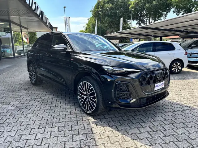 Audi Q5 view 3