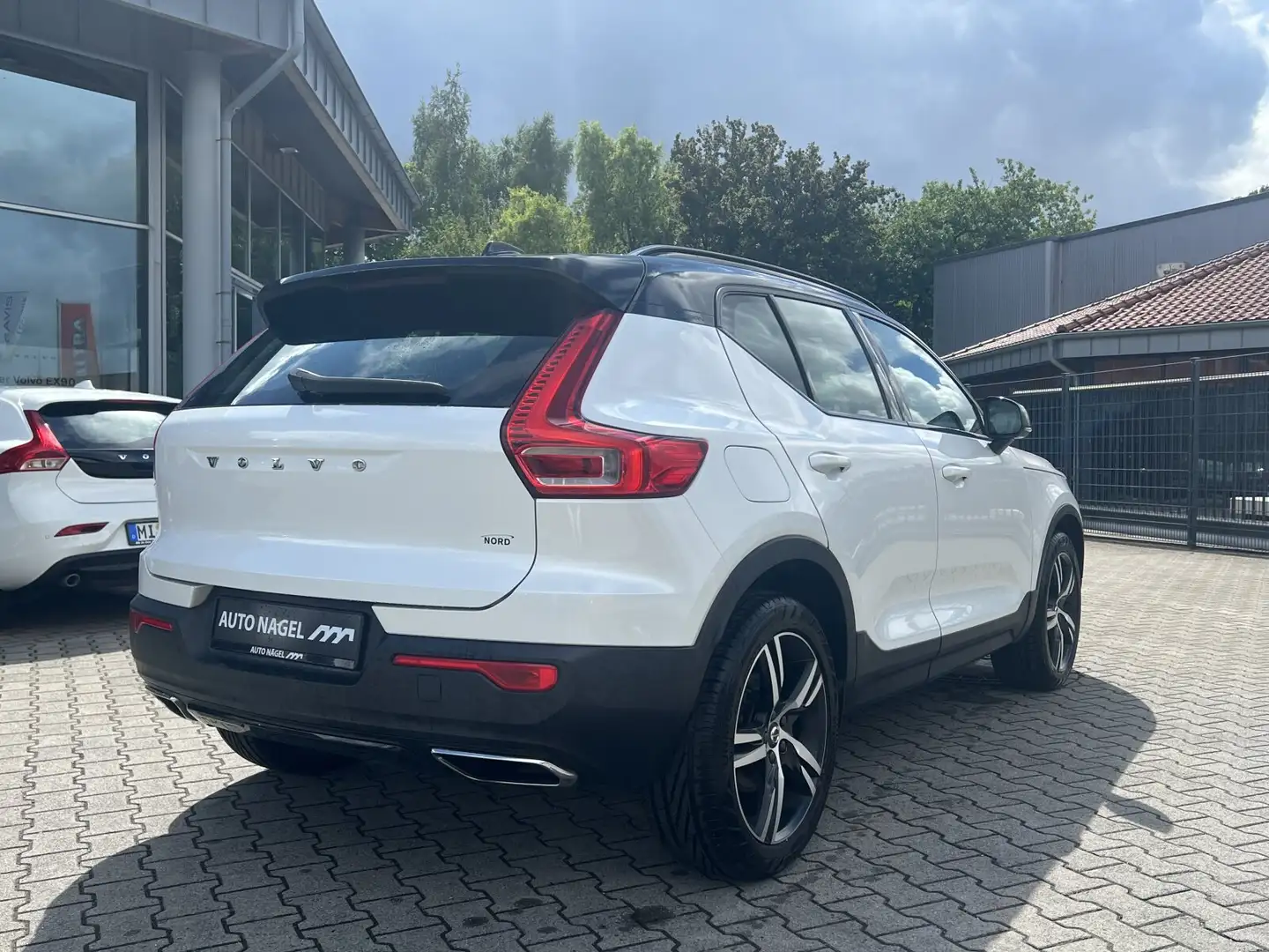 Volvo XC40 XC40 D4 Autom. AWD R-Design Weiß - 2