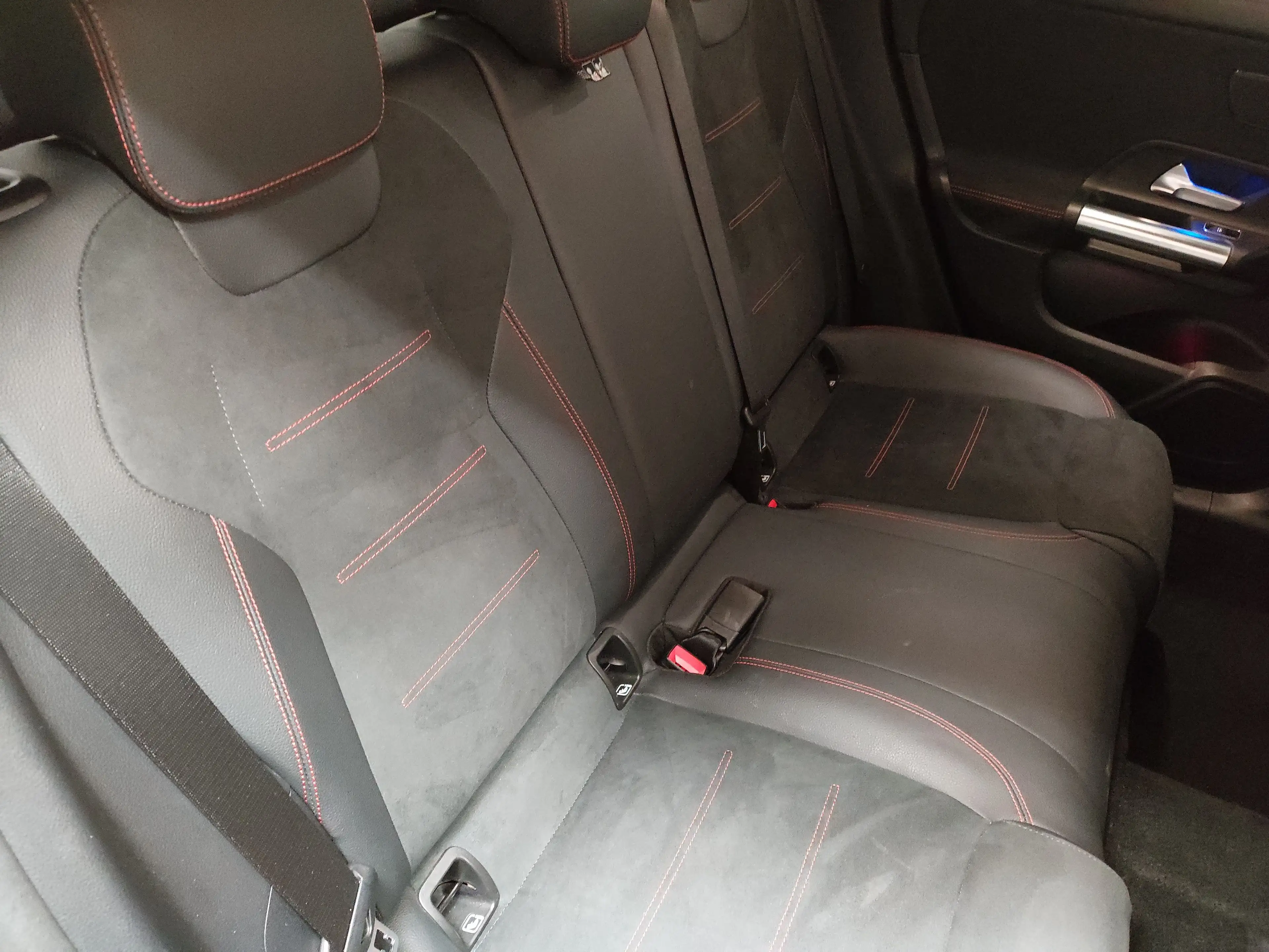 Mercedes-Benz GLA 220 220 d 4M AMG-Line Night Navi LED AHK Sound — photo 12