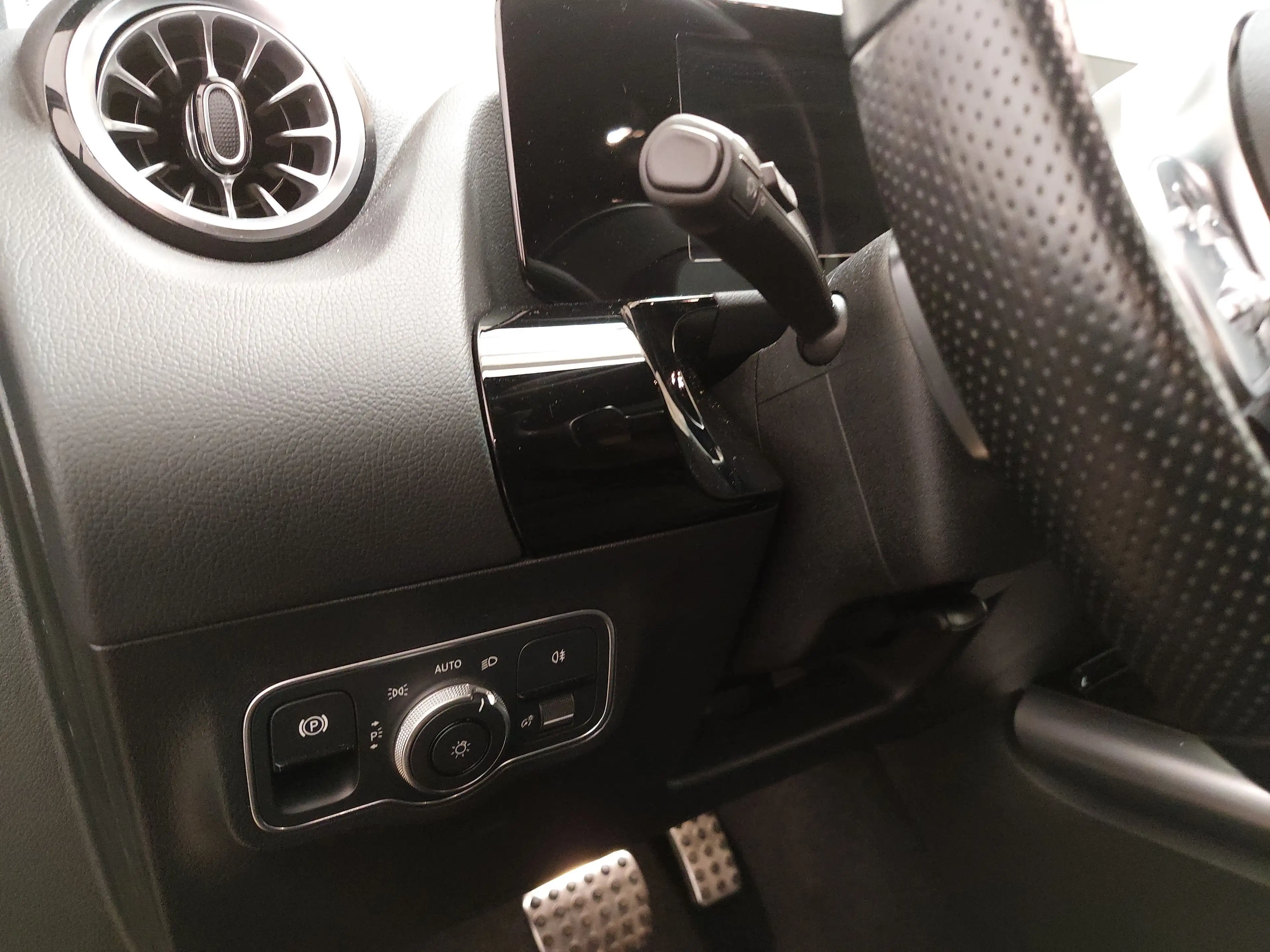 Mercedes-Benz GLA 220 220 d 4M AMG-Line Night Navi LED AHK Sound — photo 7