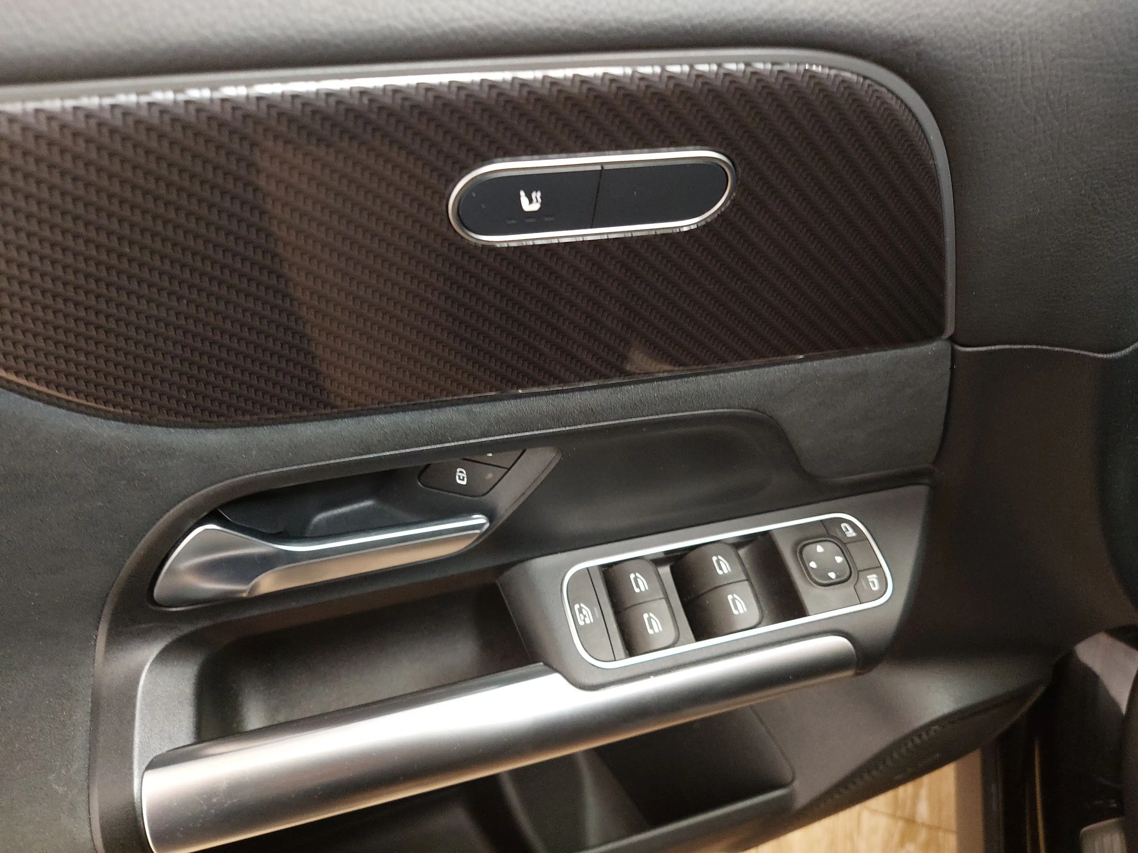Mercedes-Benz GLA 220 220 d 4M AMG-Line Night Navi LED AHK Sound — photo 5