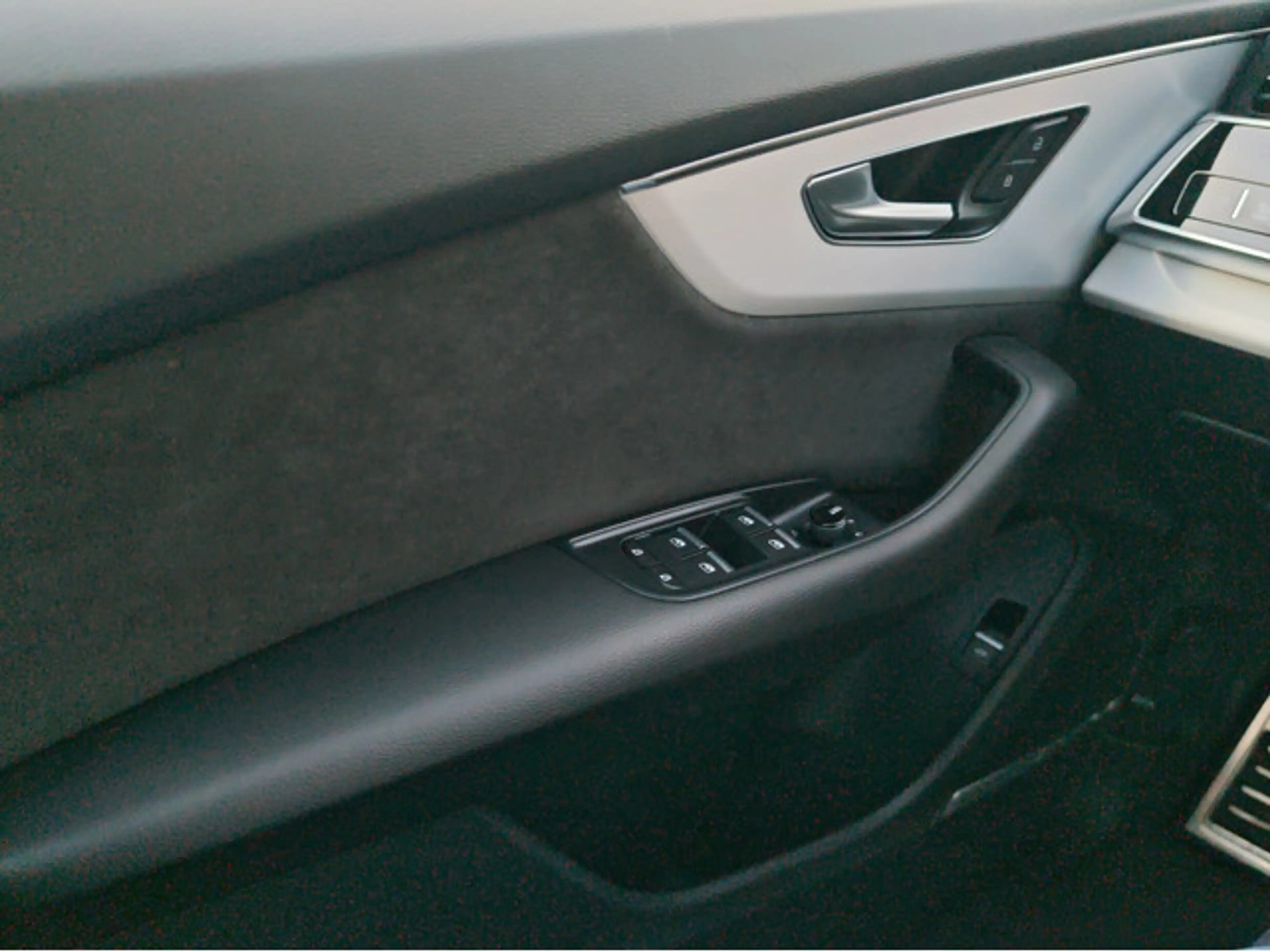 Audi SQ8 4.0 TFSI quattro — photo 15