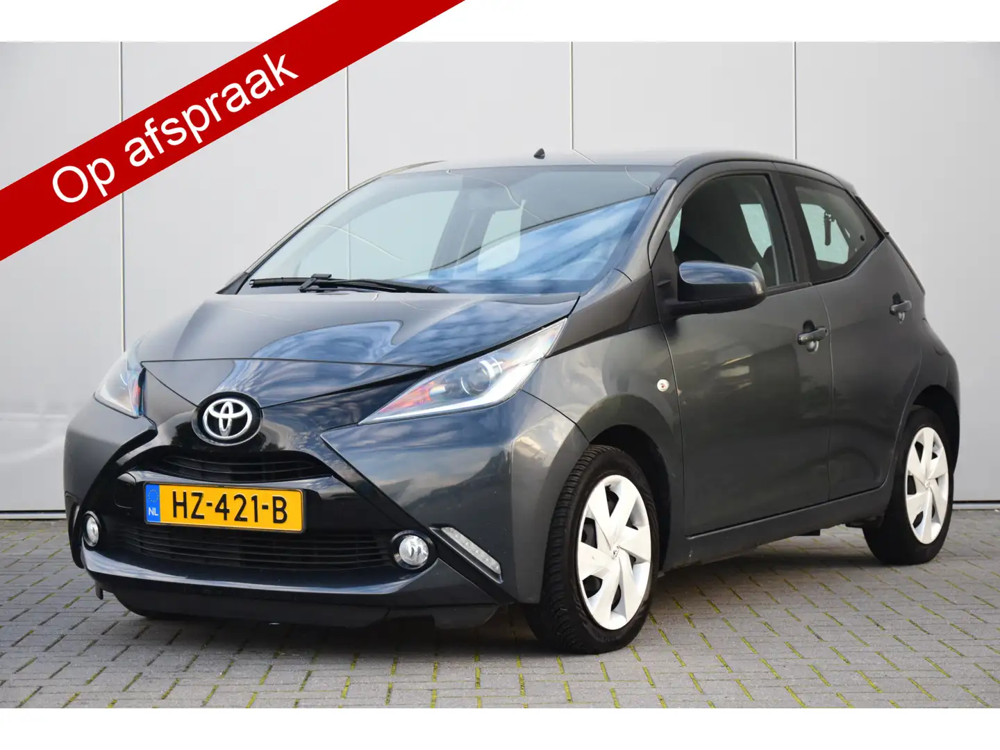 Toyota Aygo 1.0 VVT-i x-play Airco Navi/Camera Grijs - 1