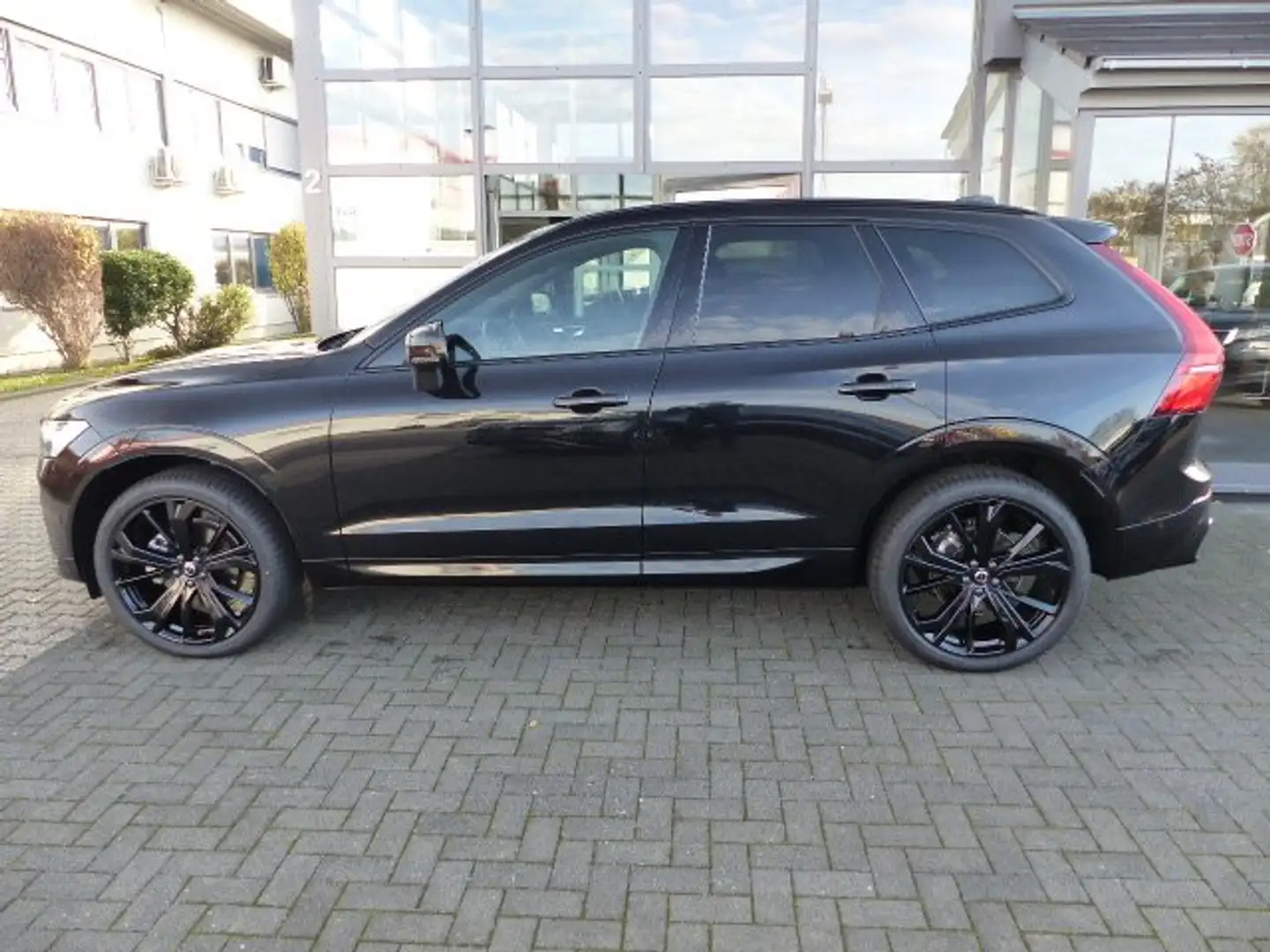 Volvo XC60 Black Edition B5 AWD Aut.*PANO*360°CAM*HUD* Schwarz - 2