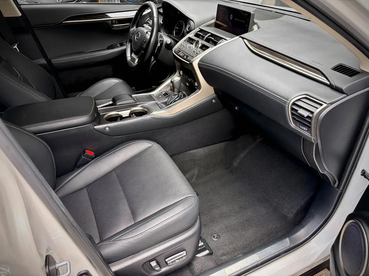 Lexus NX снимка Lexus NX