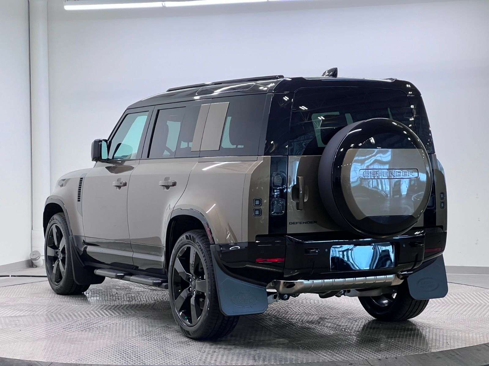 2026 Land Rover Defender 110 P400 X-DYNAMIC SE alt 3