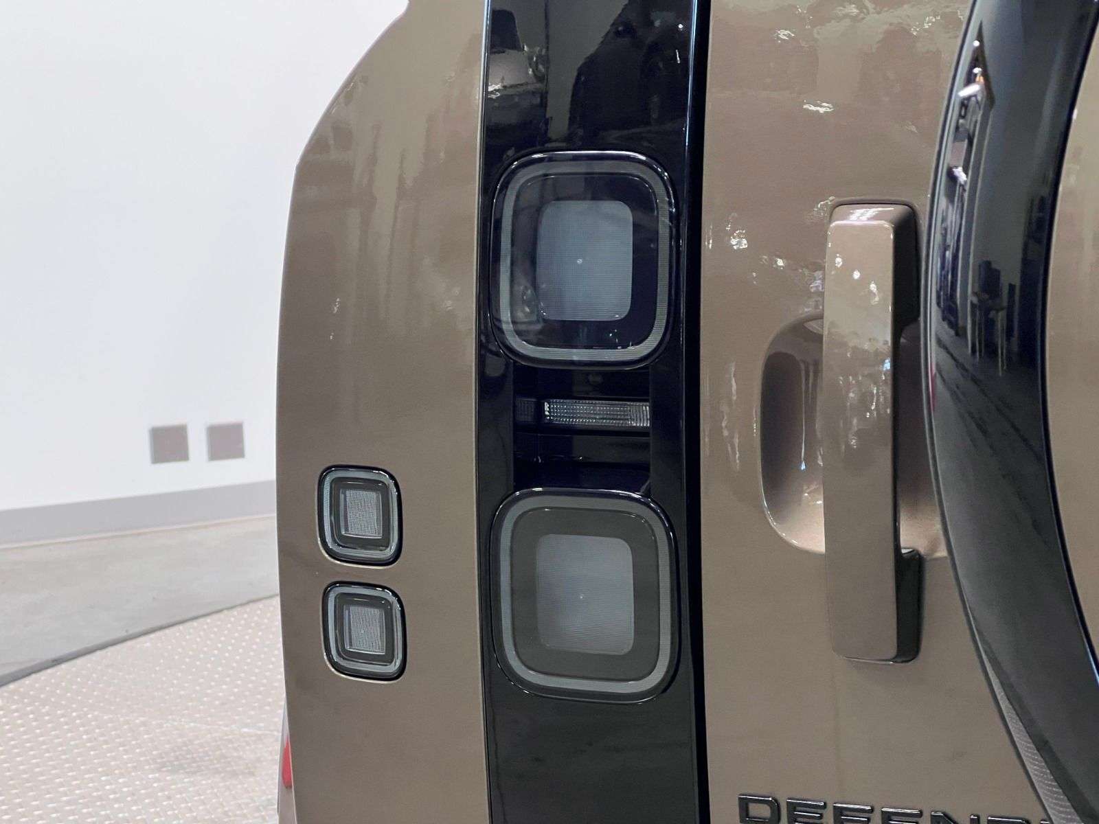 2026 Land Rover Defender 110 P400 X-DYNAMIC SE thumb 13