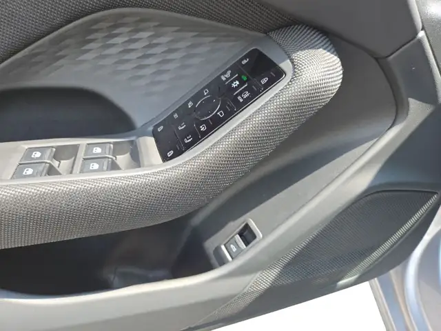 Audi A6 view 11