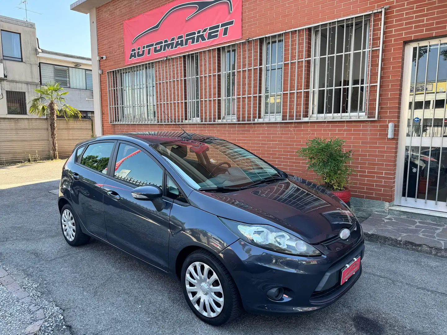 Ford Fiesta 5p 1.6 tdci 95cv E5 Grigio - 1