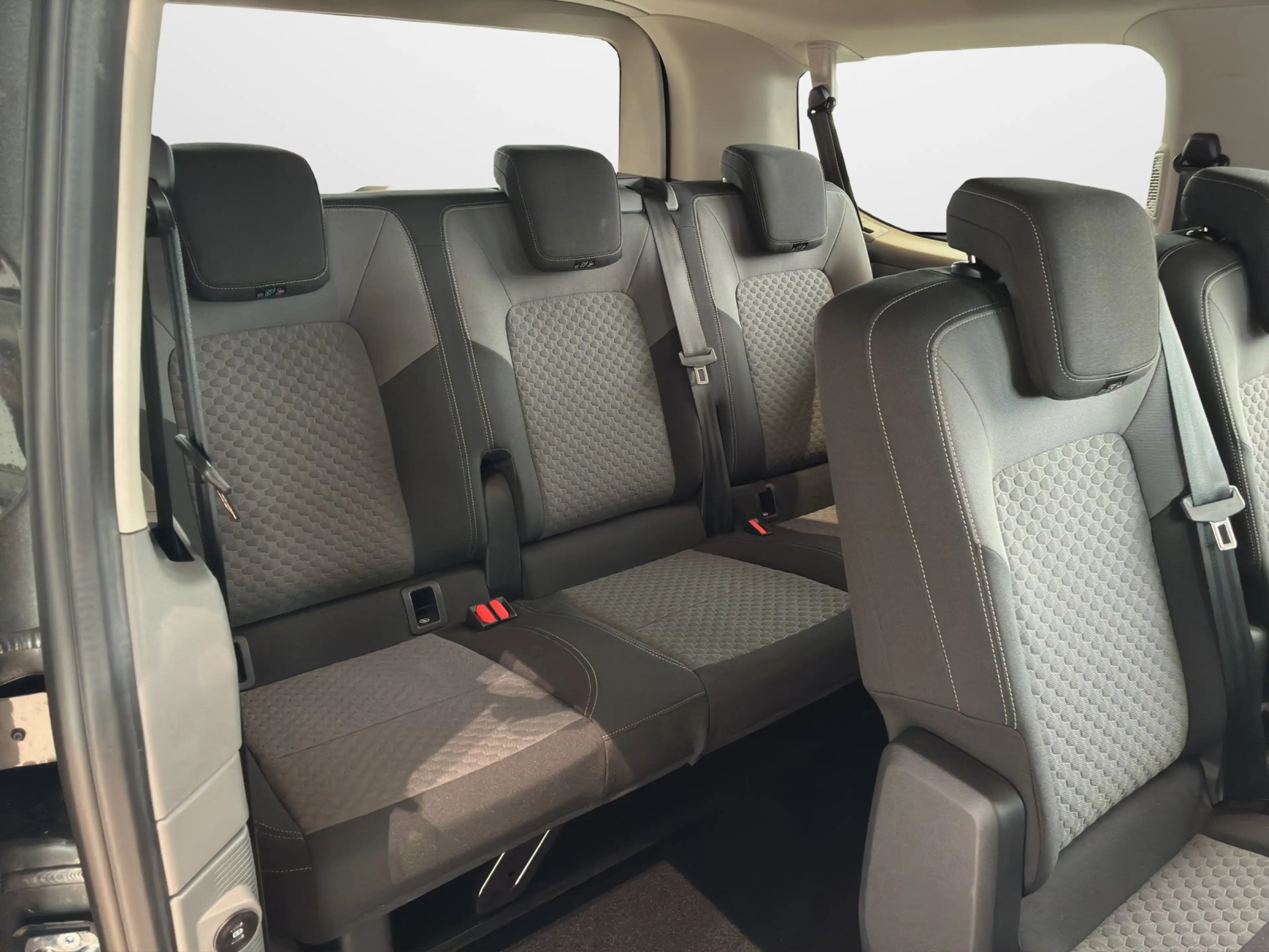 Volkswagen T7 Caravelle -e BEV Life 9-S — photo 12