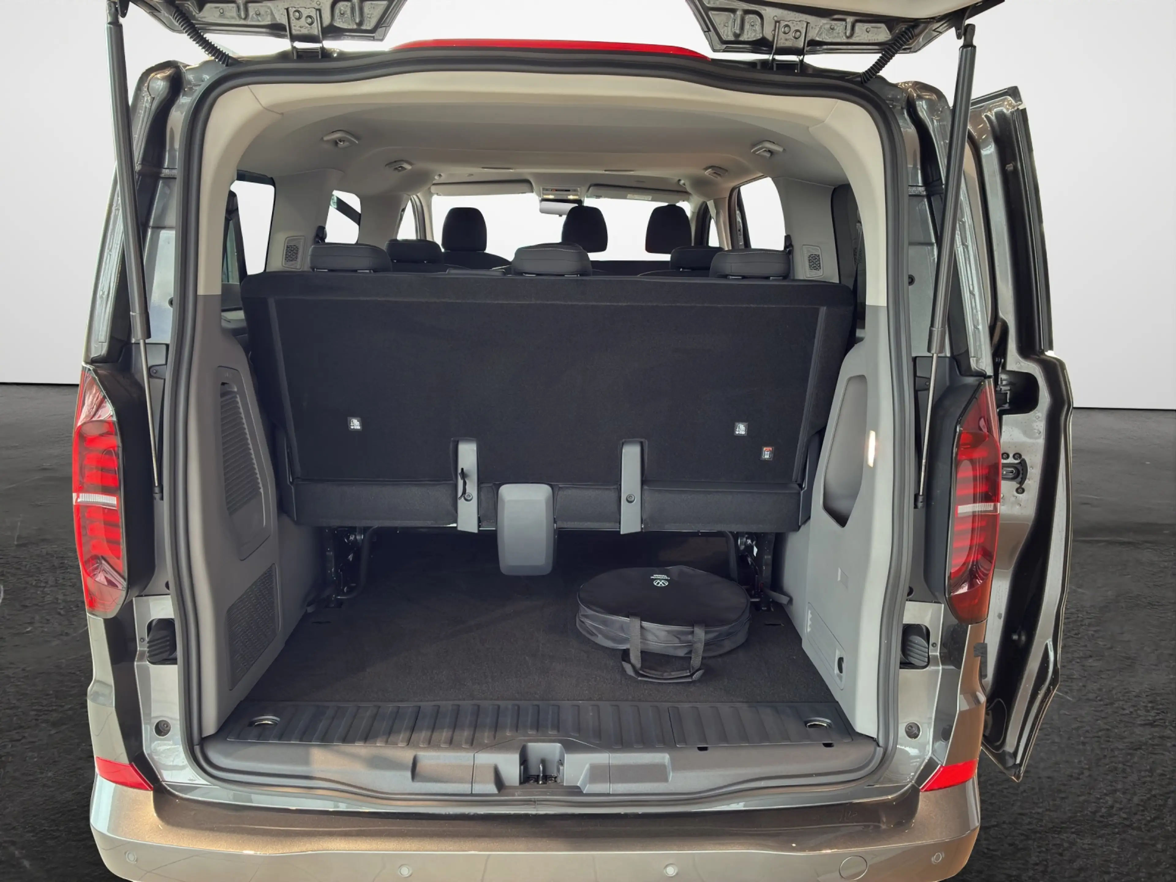 Volkswagen T7 Caravelle -e BEV Life 9-S — photo 13