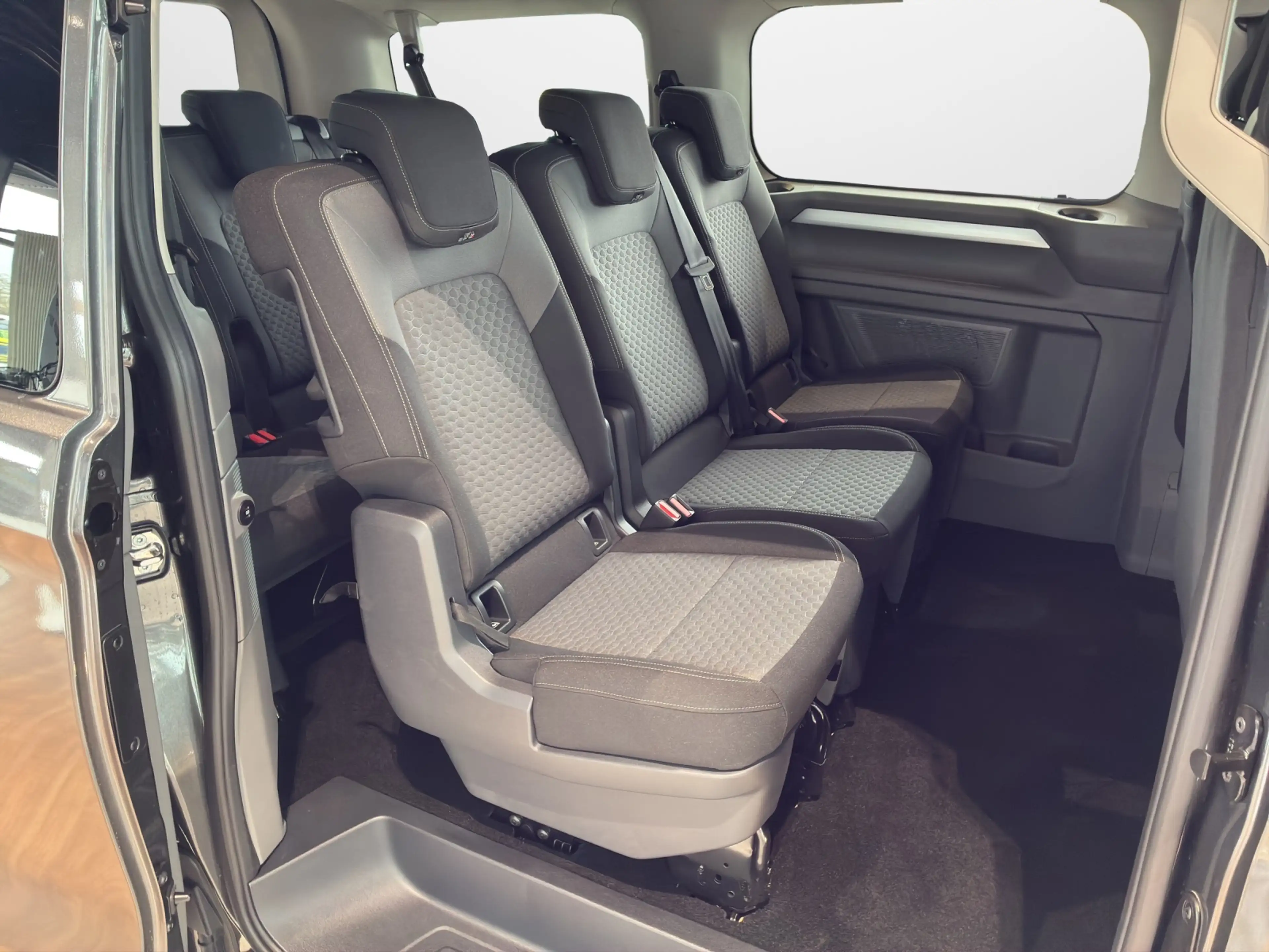Volkswagen T7 Caravelle -e BEV Life 9-S — photo 11
