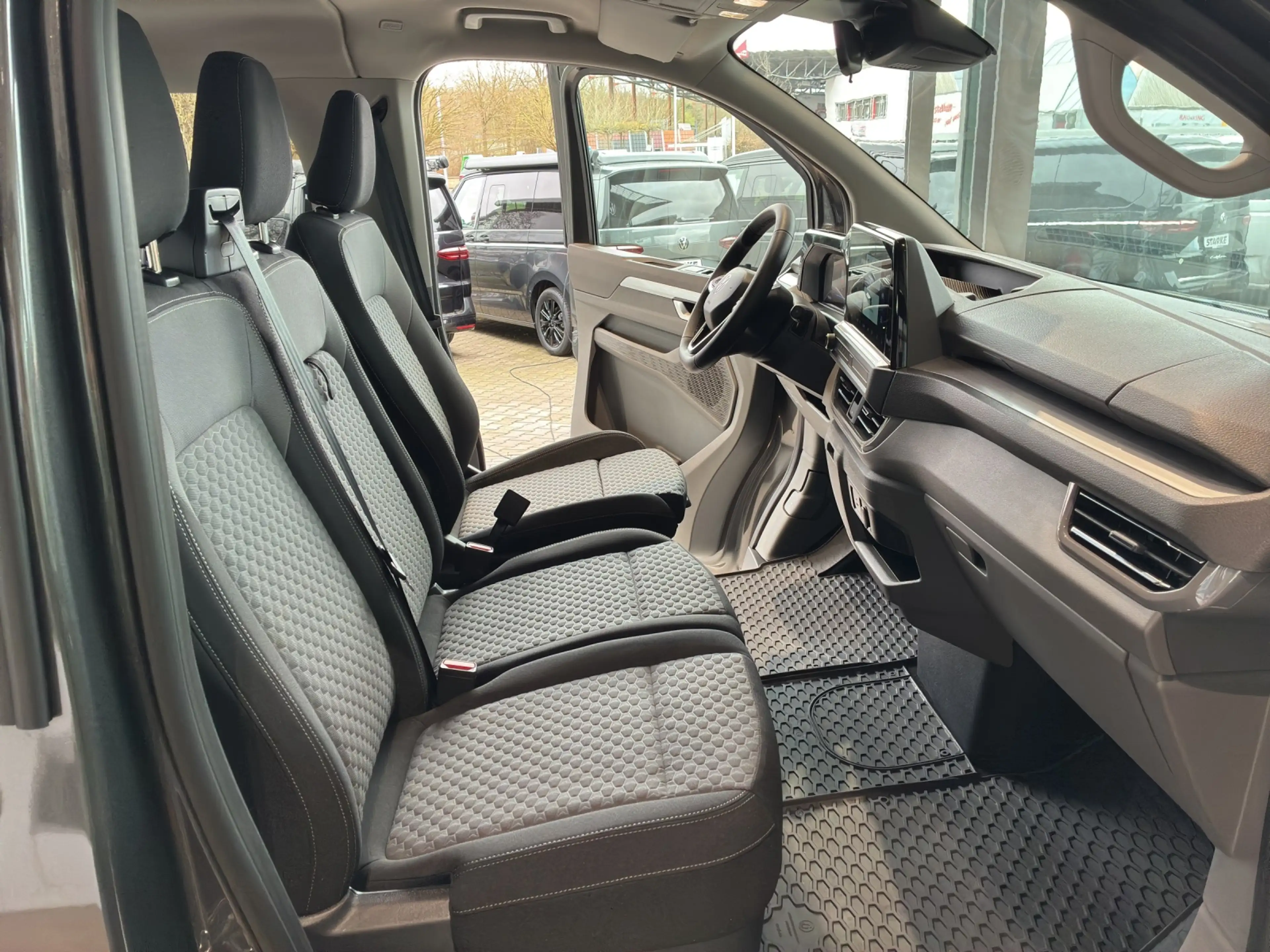 Volkswagen T7 Caravelle -e BEV Life 9-S — photo 14