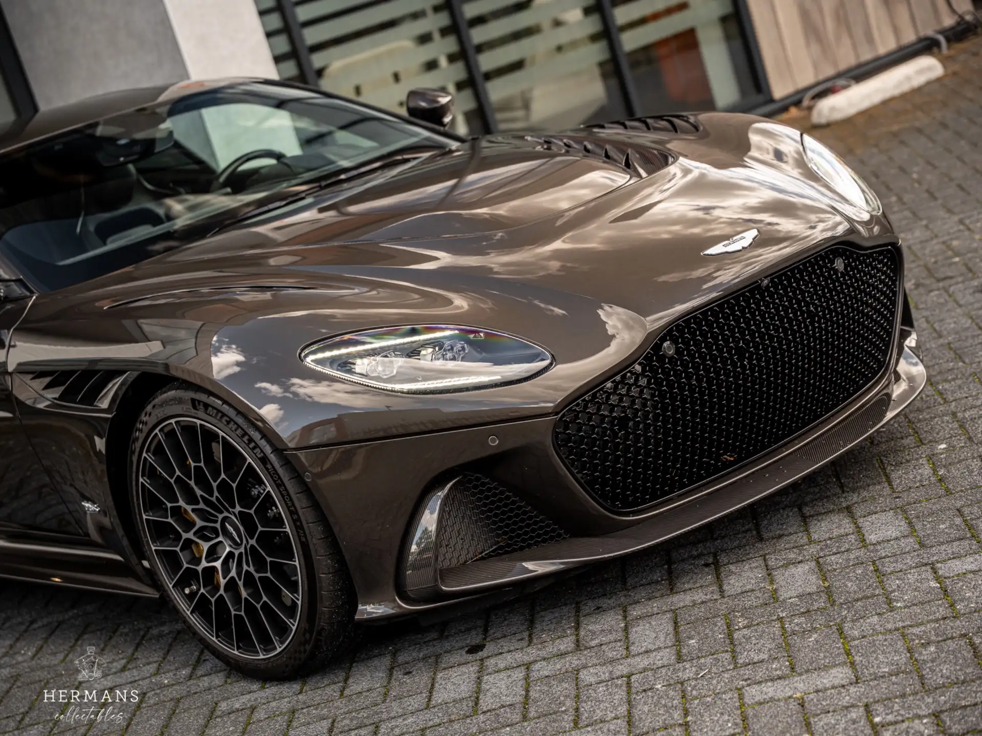 애스턴마틴 DBS Coupe 2024 건메탈 사진 3