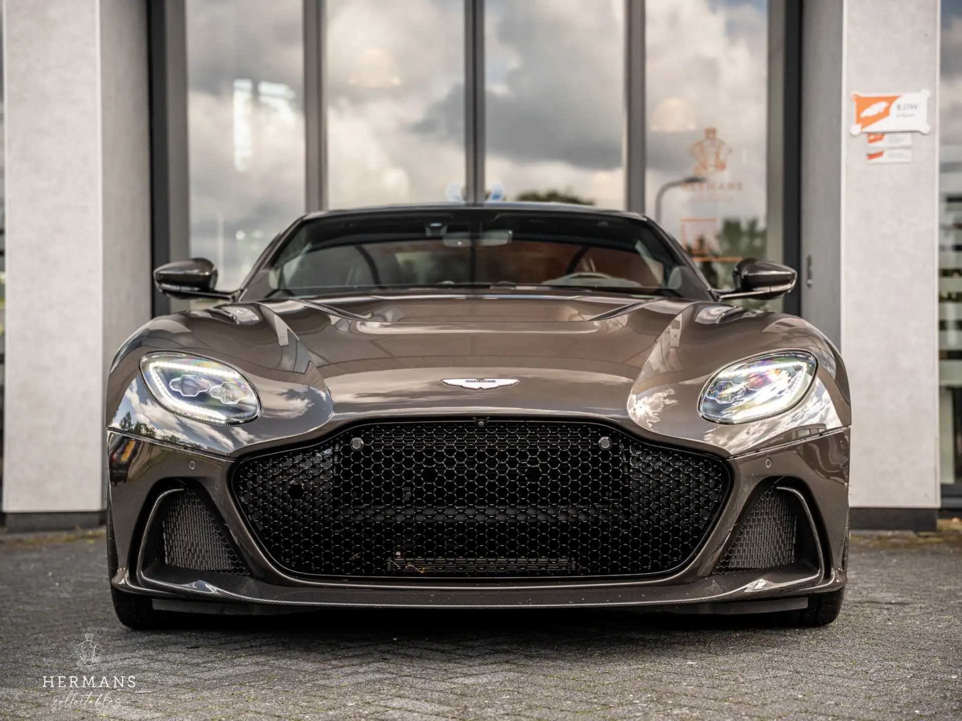애스턴마틴 DBS Coupe 2024 건메탈 사진 4