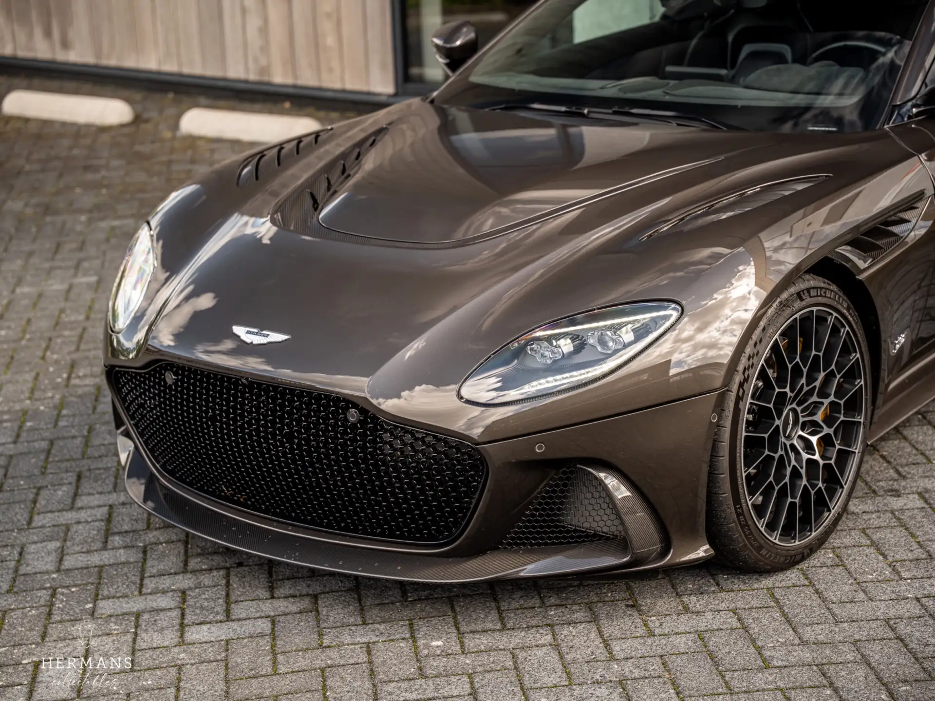 애스턴마틴 DBS Coupe 2024 건메탈 사진 5