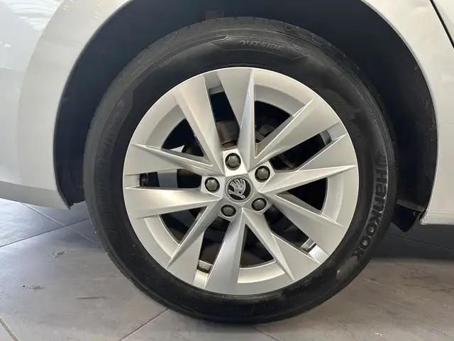 Skoda Octavia view 3
