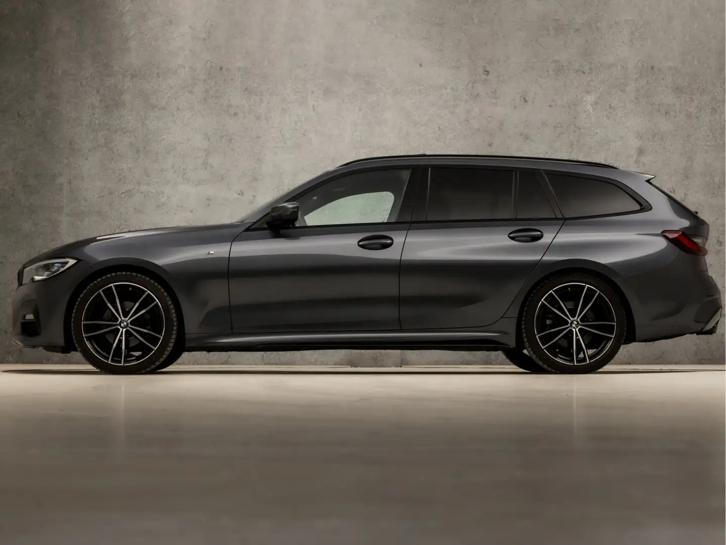 BMW 318 3-serie Touring 318i M Sport Automaat (PANORAMADAK Grijs - 2