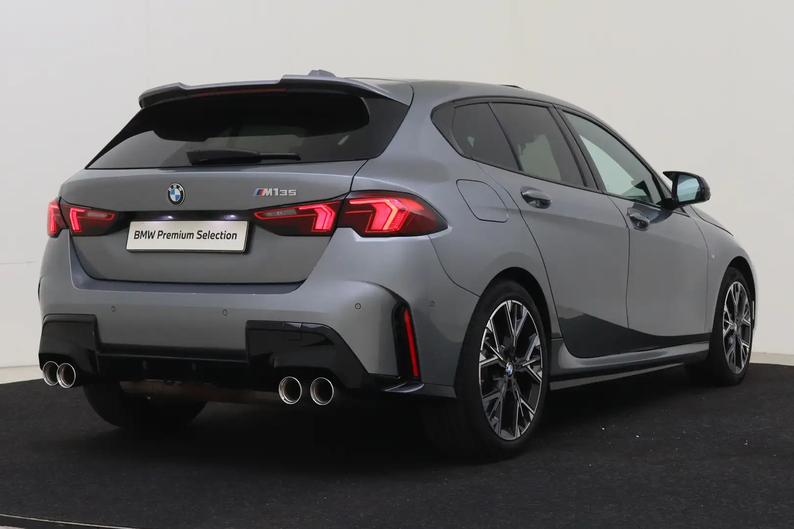 BMW 135 1 Serie M135 xDrive High Executive Automaat / Trek Gris - 2