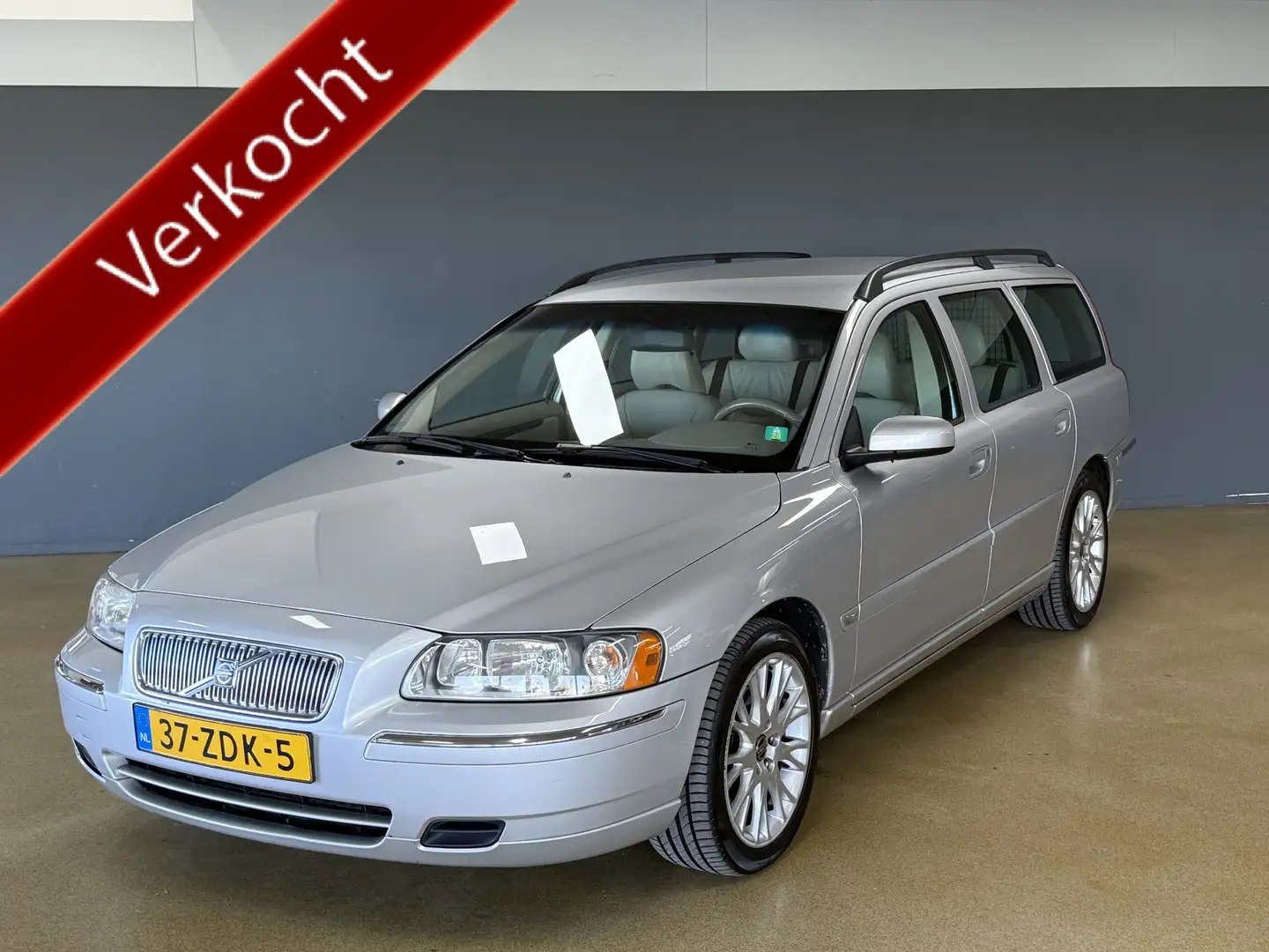 Volvo V70 2.4 Summum | LPG | Carplay | Leder Grijs - 1