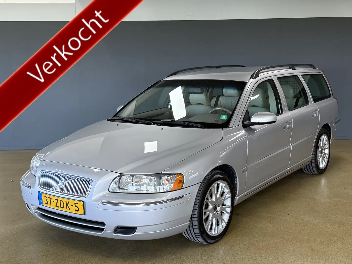 Volvo V70 2.4 Summum | LPG | Carplay | Leder Grijs - 2