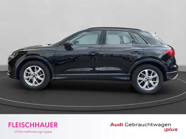 Audi Q3 view 3