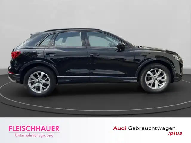 Audi Q3 view 8
