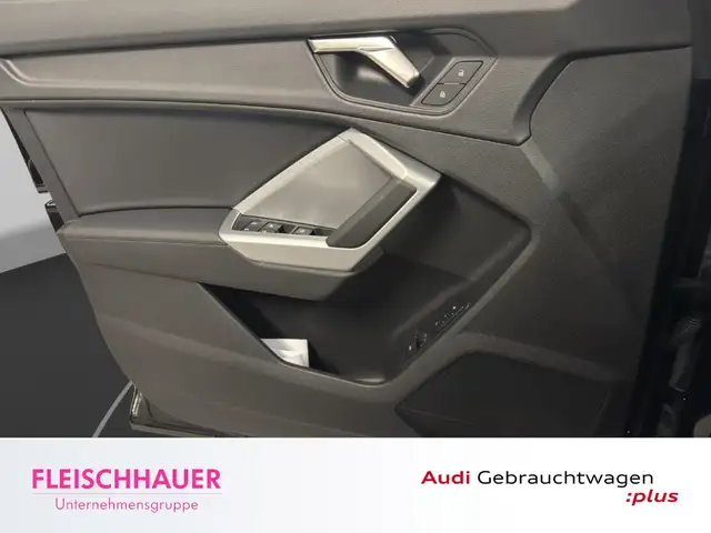 Audi Q3 view 13