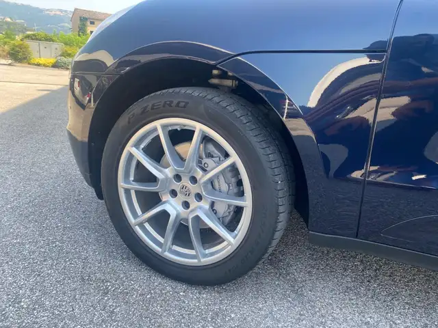Porsche Macan view 4
