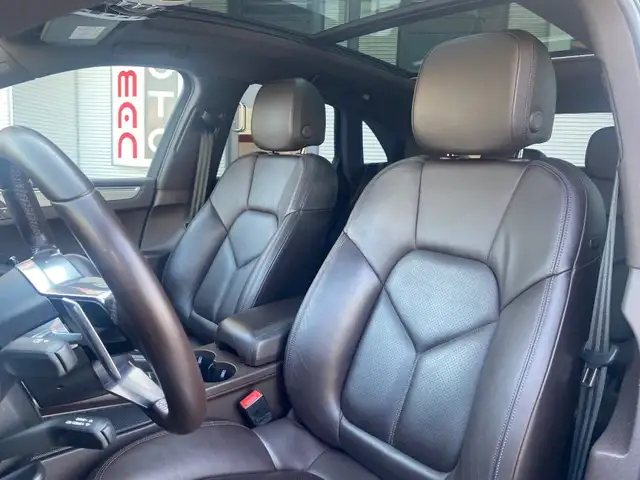 Porsche Macan view 8