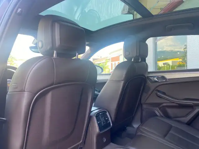 Porsche Macan view 11