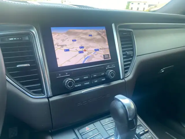 Porsche Macan view 13