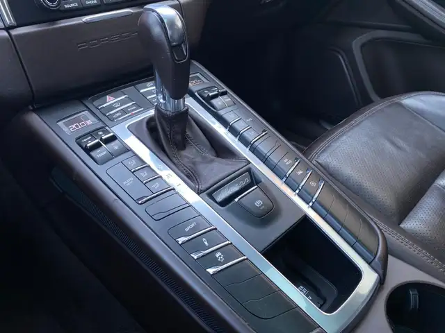 Porsche Macan view 14
