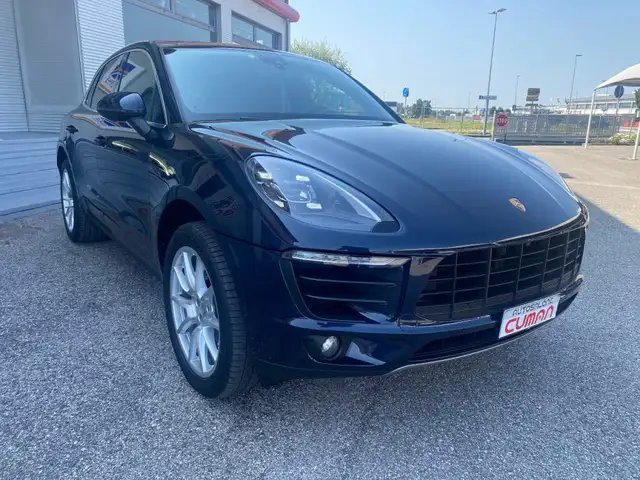 Porsche Macan view 3
