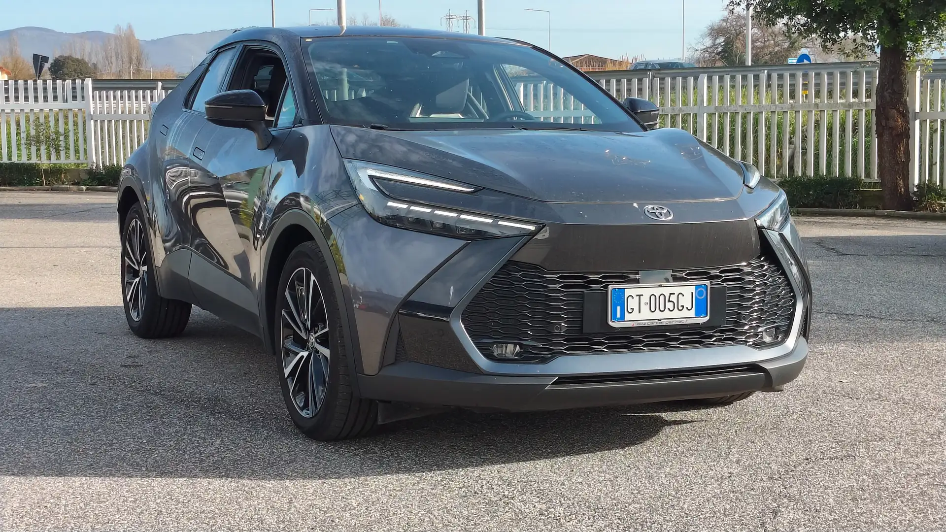 Toyota C-HR C-HR II 2023 1.8 hev Lounge fwd e-cvt Grau - 2