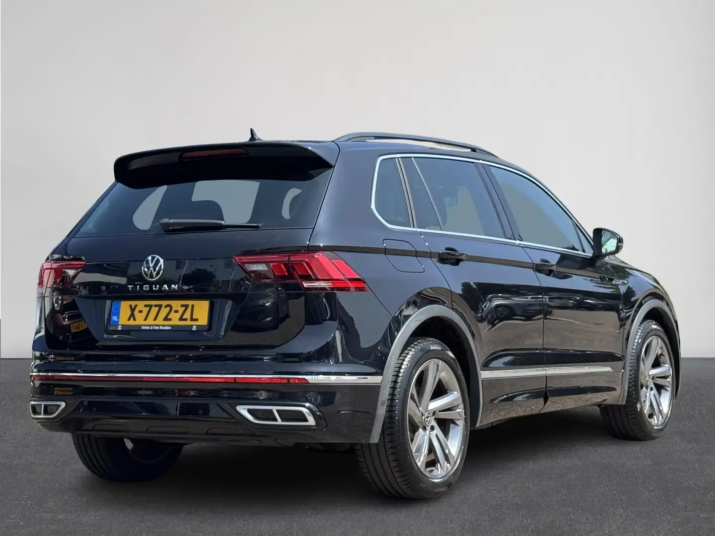 Volkswagen Tiguan 1.5 TSI R-Line Business Automaat | Matrix LED kopl Zwart - 2