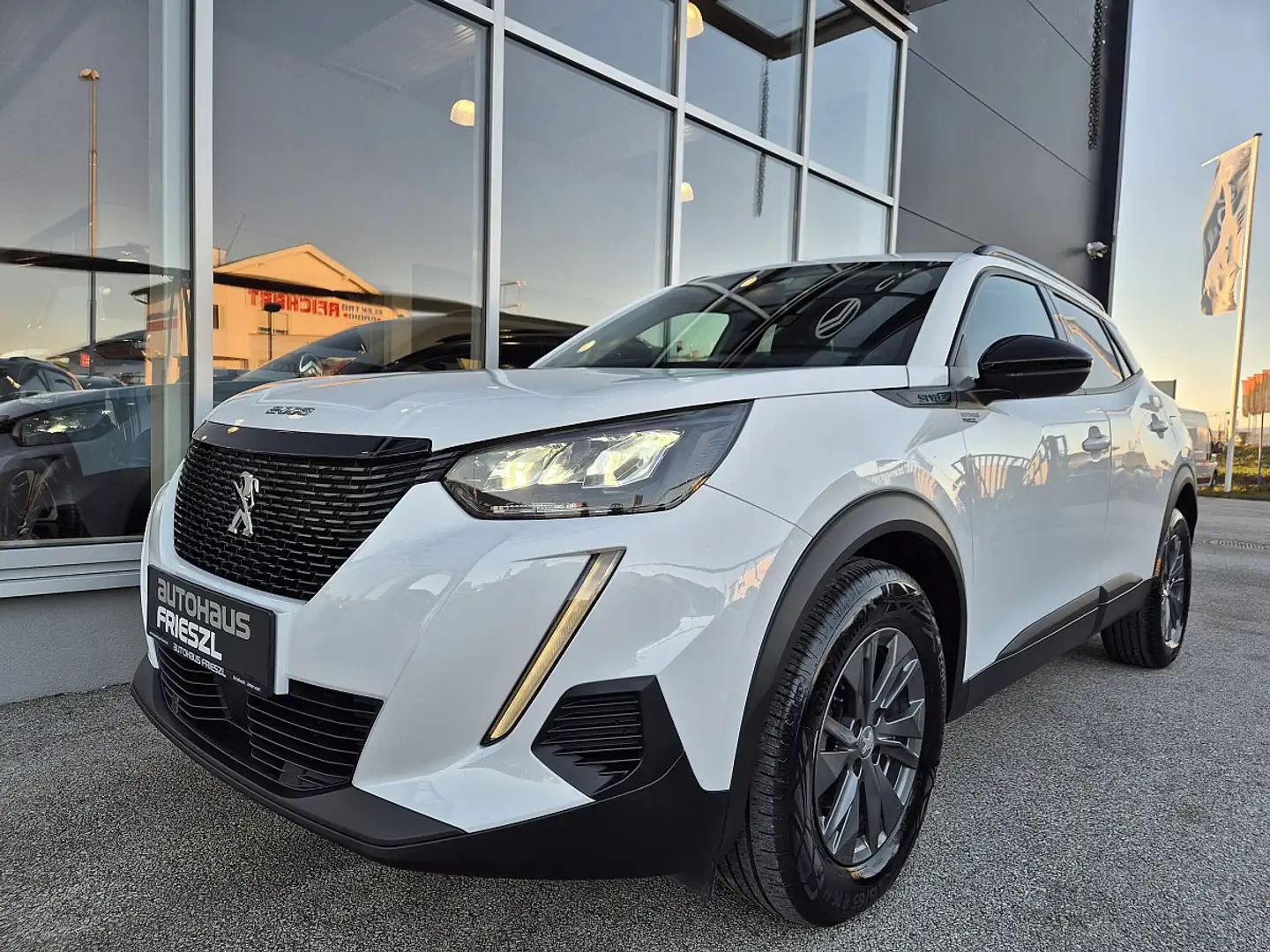 Peugeot 2008 PureTech 100 S&S Style 6-Gang-Manuell Weiß - 1