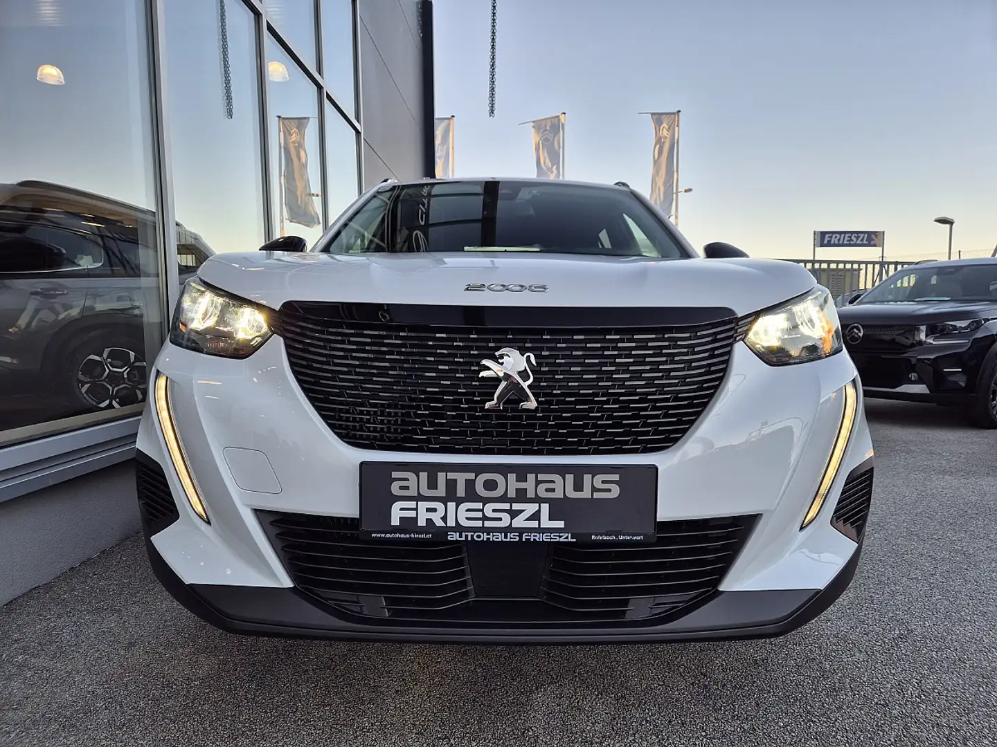 Peugeot 2008 PureTech 100 S&S Style 6-Gang-Manuell Weiß - 2