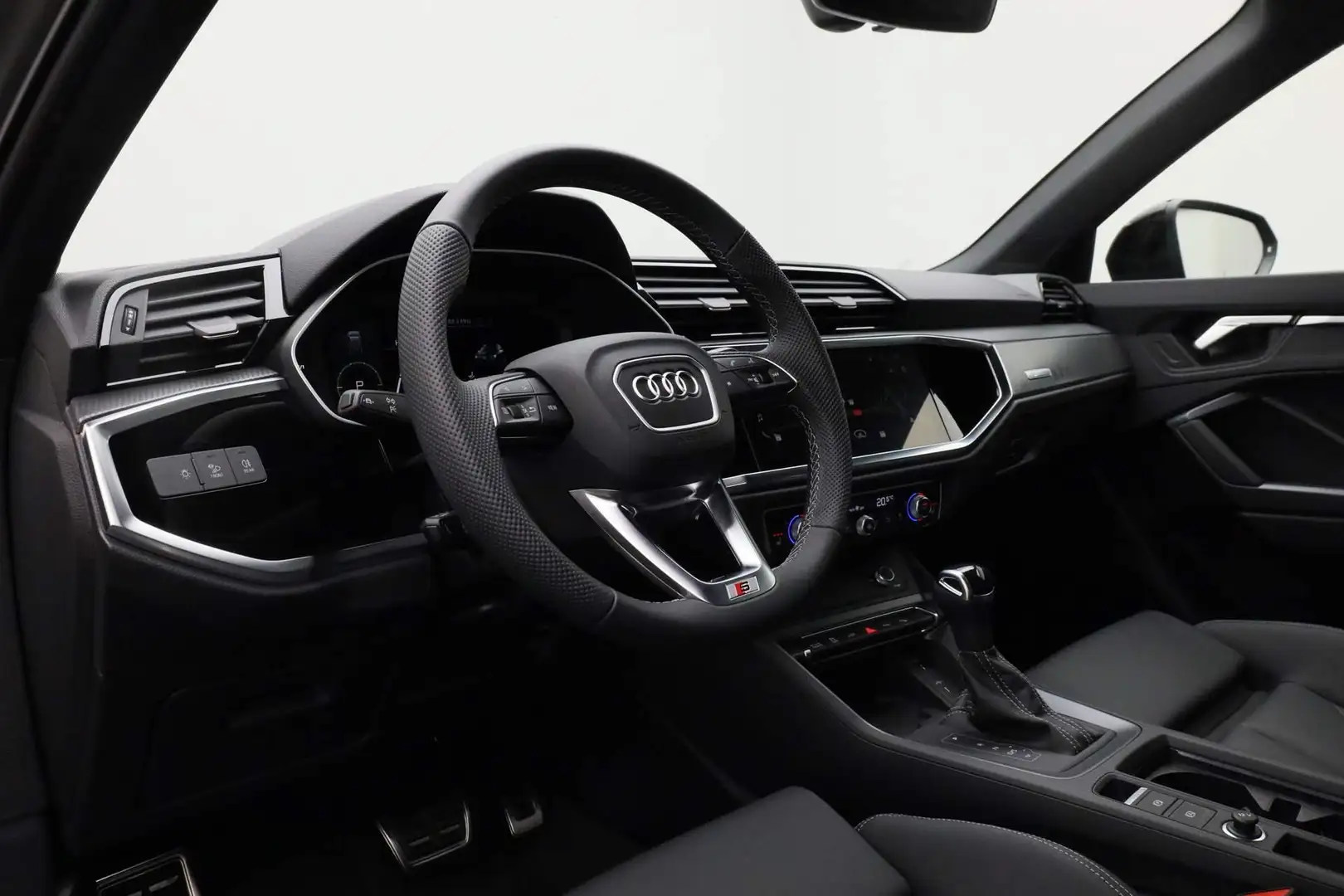 Audi Q3 S Edition 45 TFSI e 245 pk | Glazen panoramadak | Grijs - 2