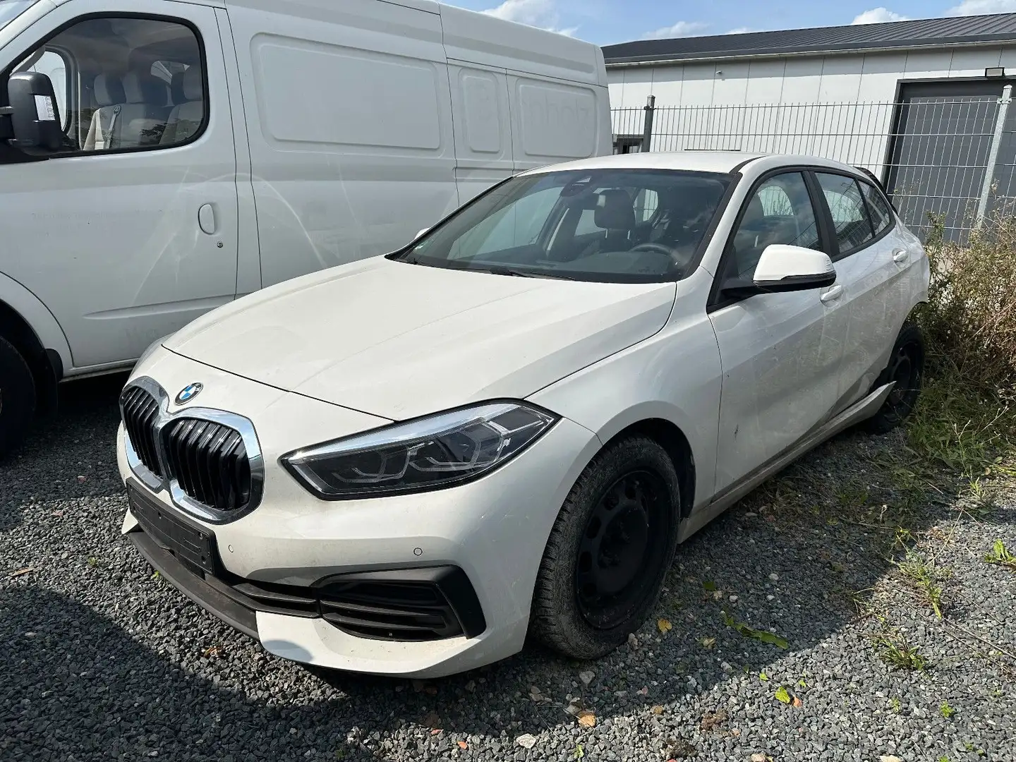 BMW 116 i Advantage Aut. |Live Cockpit Pro |LED |SHZ Weiß - 2