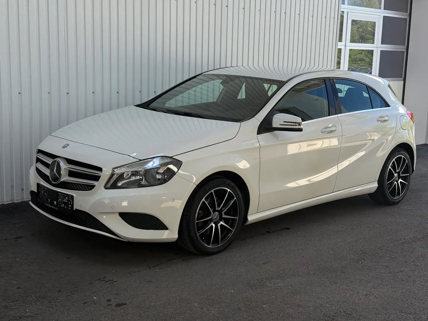 Mercedes-Benz A 180 A 180 BlueEfficiency*PDC*Navi*Bluethooth* Weiß - 1