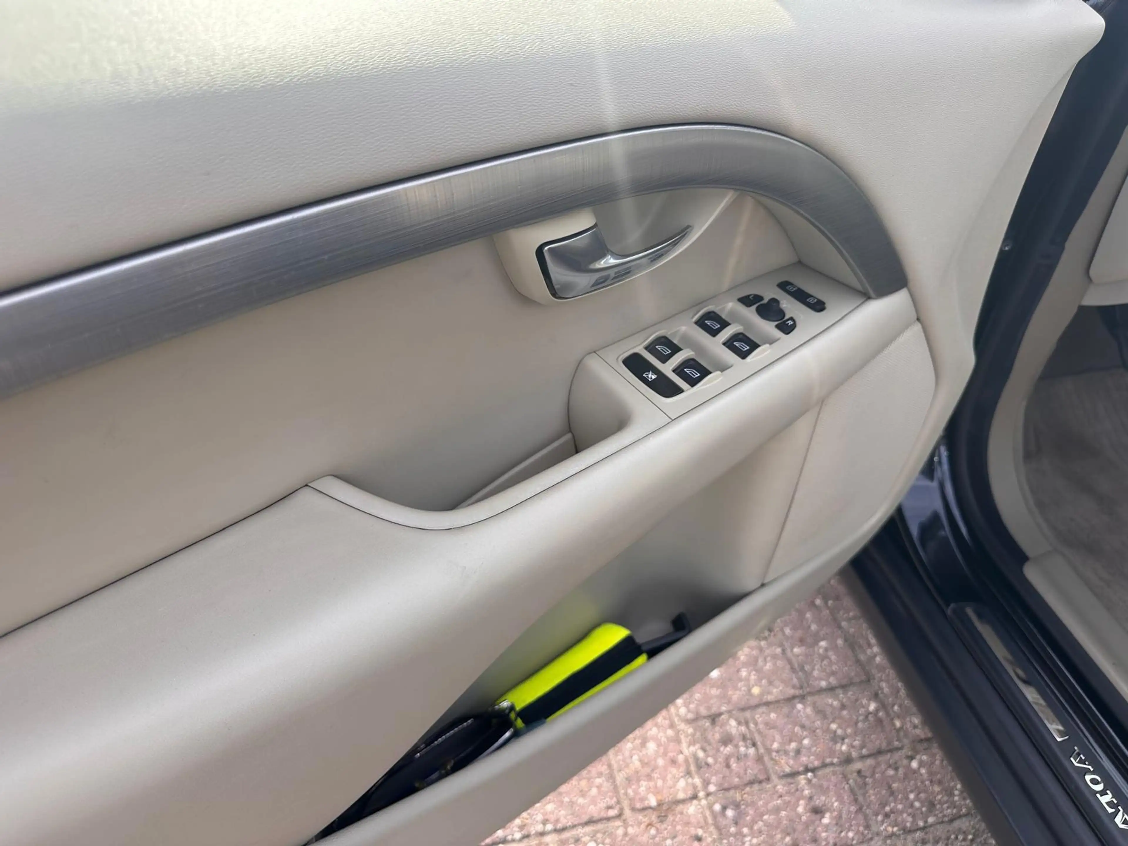 Volvo XC70 2.4 D5 Momentum — photo 10