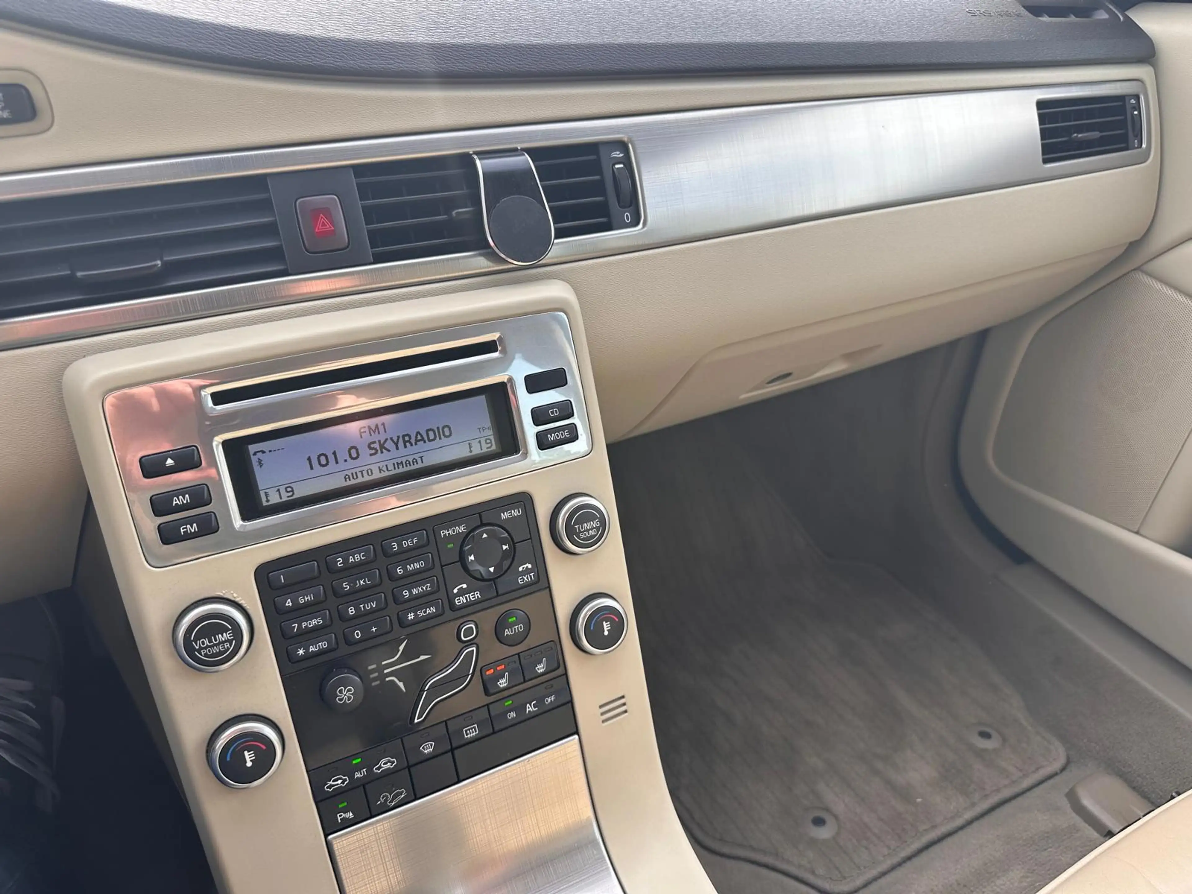 Volvo XC70 2.4 D5 Momentum — photo 9