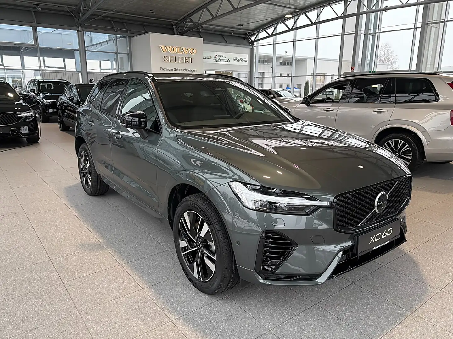 Volvo XC60 T6 AWD PHEV 18,8kWh Plus Dark Aut. Grün - 1
