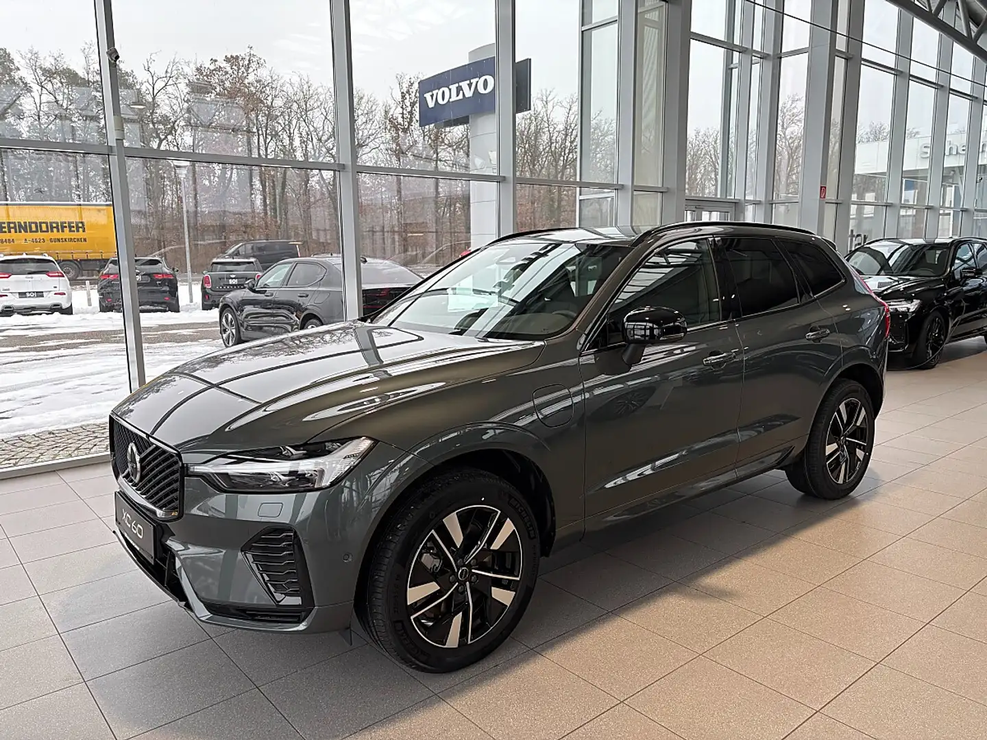 Volvo XC60 T6 AWD PHEV 18,8kWh Plus Dark Aut. Grün - 2
