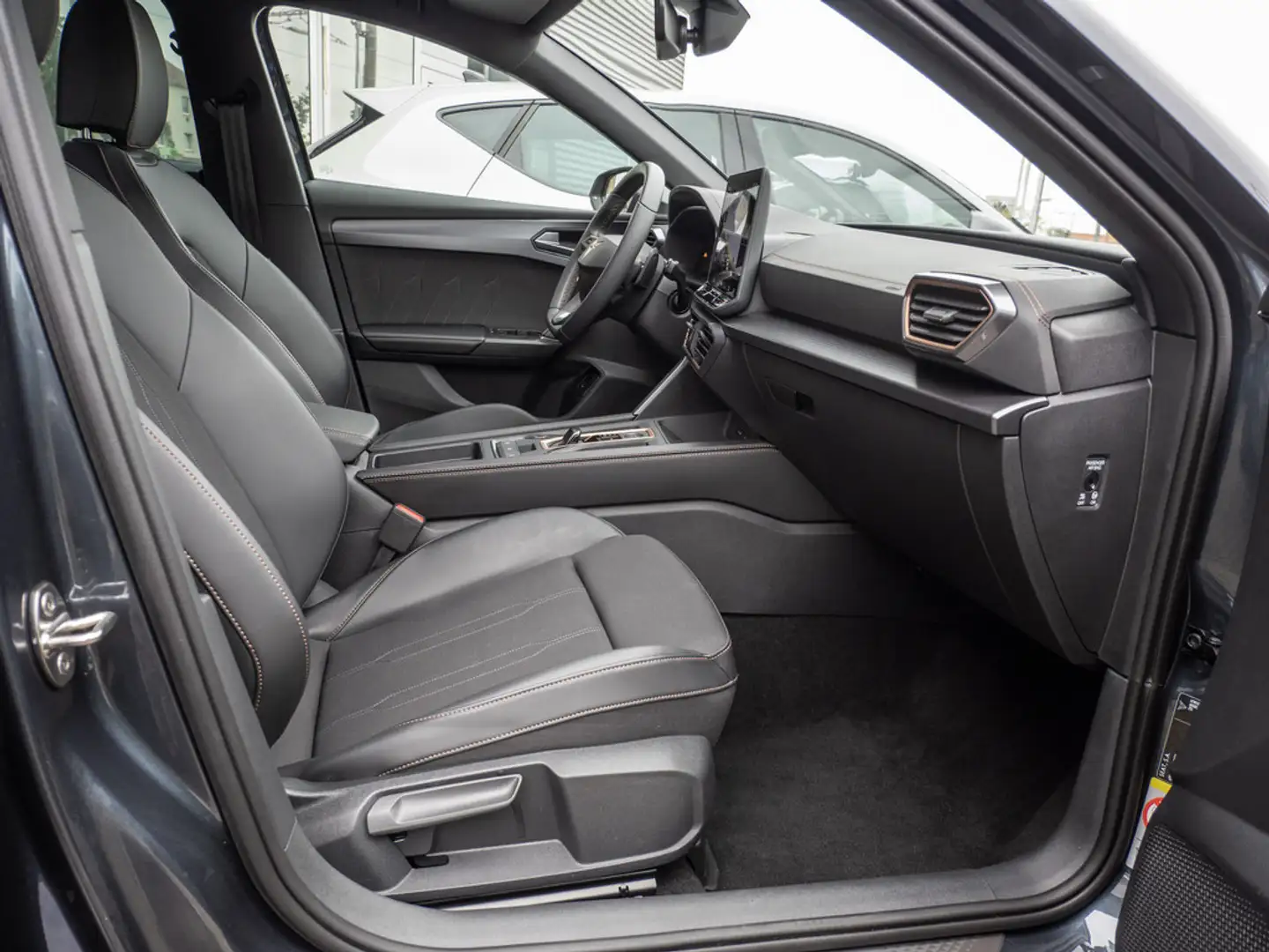 CUPRA Leon ST 1.5 eTSI ACC PDC SHZ KAMERA NAVI LED Grau - 2