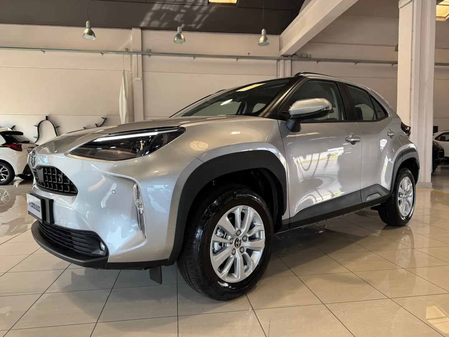 Toyota Yaris Cross 1.5 Hybrid 5p. E-CVT Active NUOVO MODELLO KM ZERO Argento - 1
