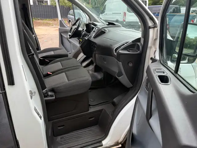Ford Tourneo Custom view 28