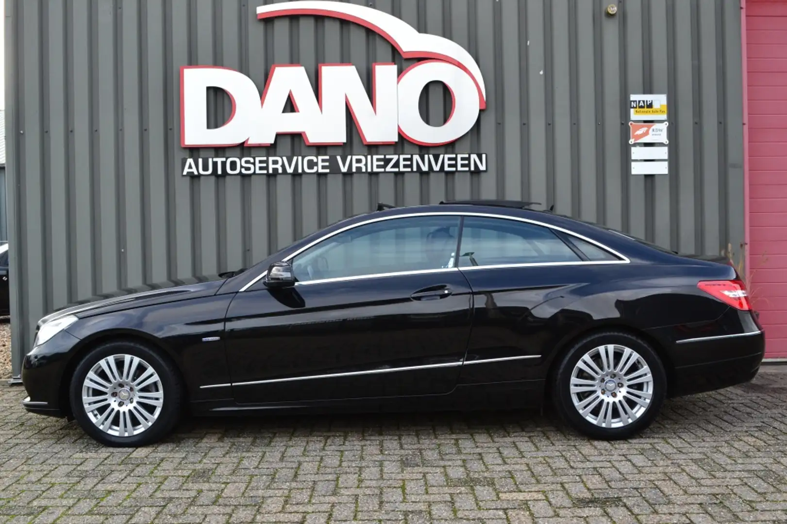 Mercedes-Benz E 220 Coupé CDI Elegance Leer/Pano/Xenon/Trekhaak Noir - 2